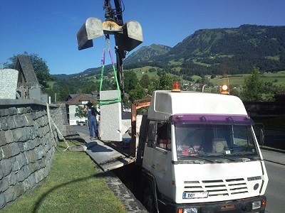 Transport LKW Kran Pflastervorbereitung Kies Vorarlberg